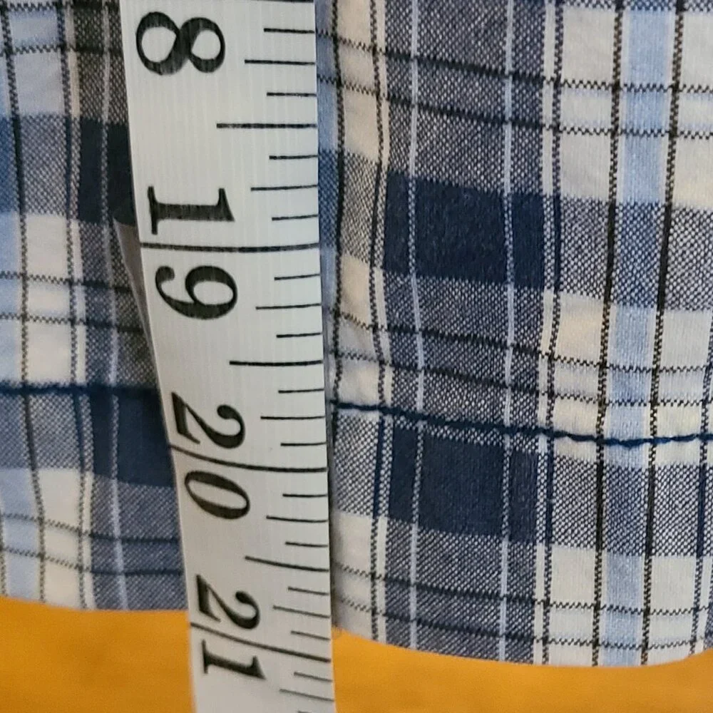 IZOD MEN'S CLASSIC COMFORT FIT- FLAT FRONT- BLUE /WHITE PLAID SHORTS- SIZE 36